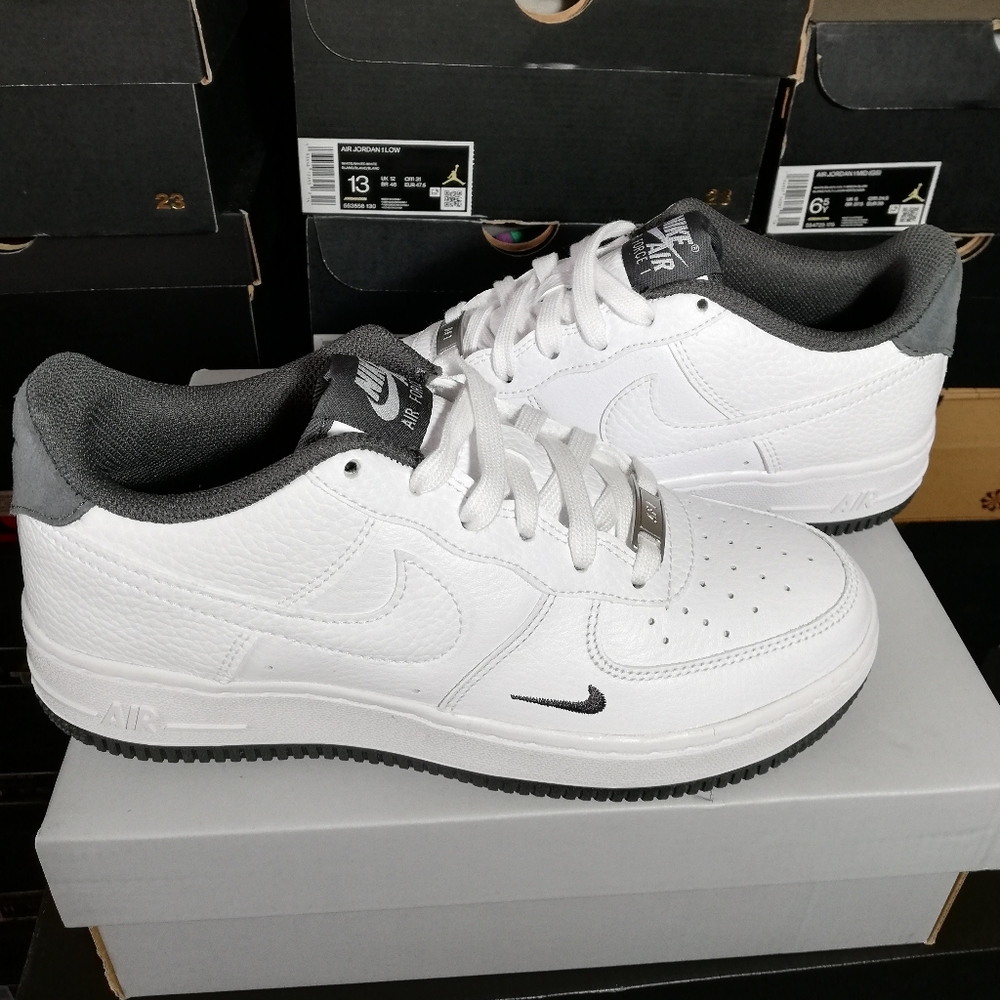 NIKE AIR FORCE1 "WHITTE-CARBON BLACK-GREY WOMEN'S US SIZE 7.5 BRAND NEW IN BOX - Picture 4 of 12